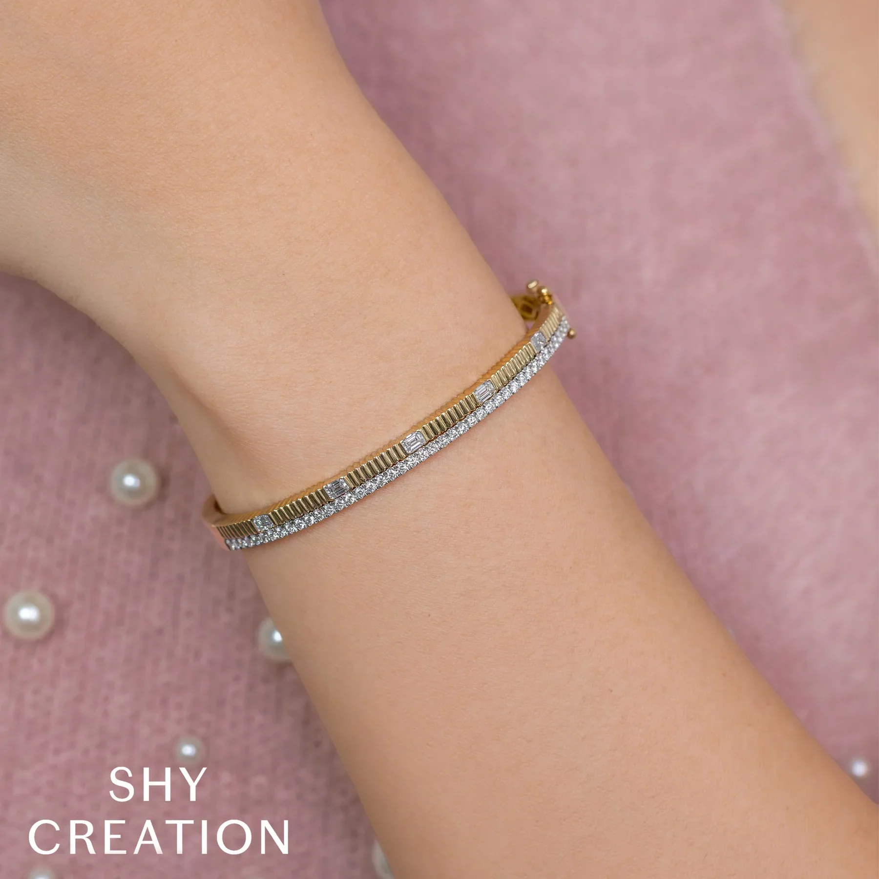 1.13ctw Diamond Emerald Ribbed Bangle - Image 3