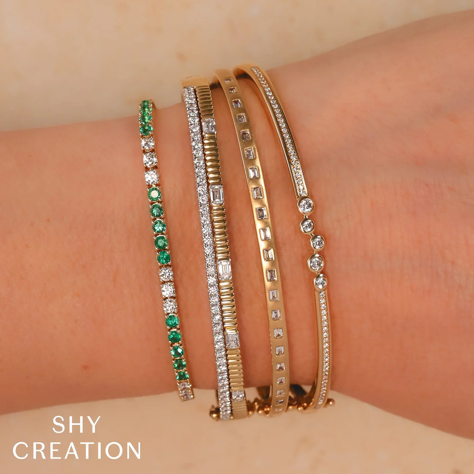 1.13ctw Diamond Emerald Ribbed Bangle - Image 4