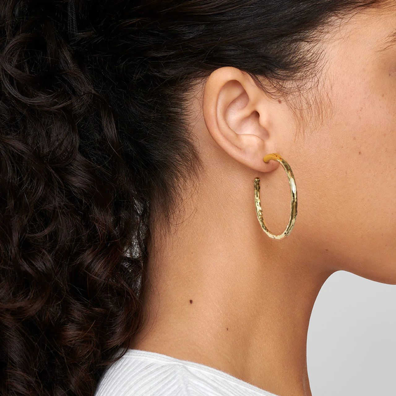 Medium Hammered Hoop Earrings in 18K Gold - Image 2
