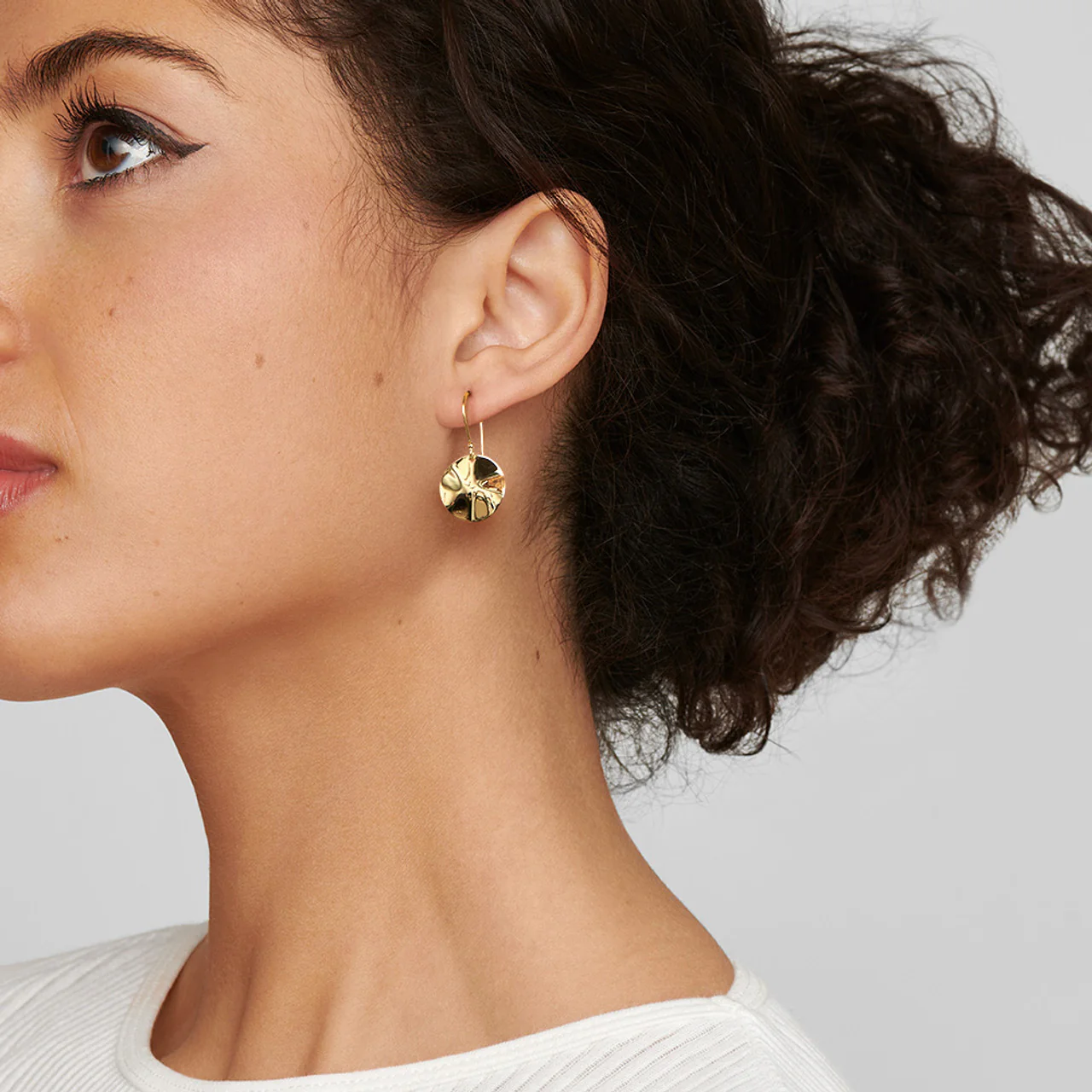 Mini Wavy Disc Earrings in 18K Gold - Image 2