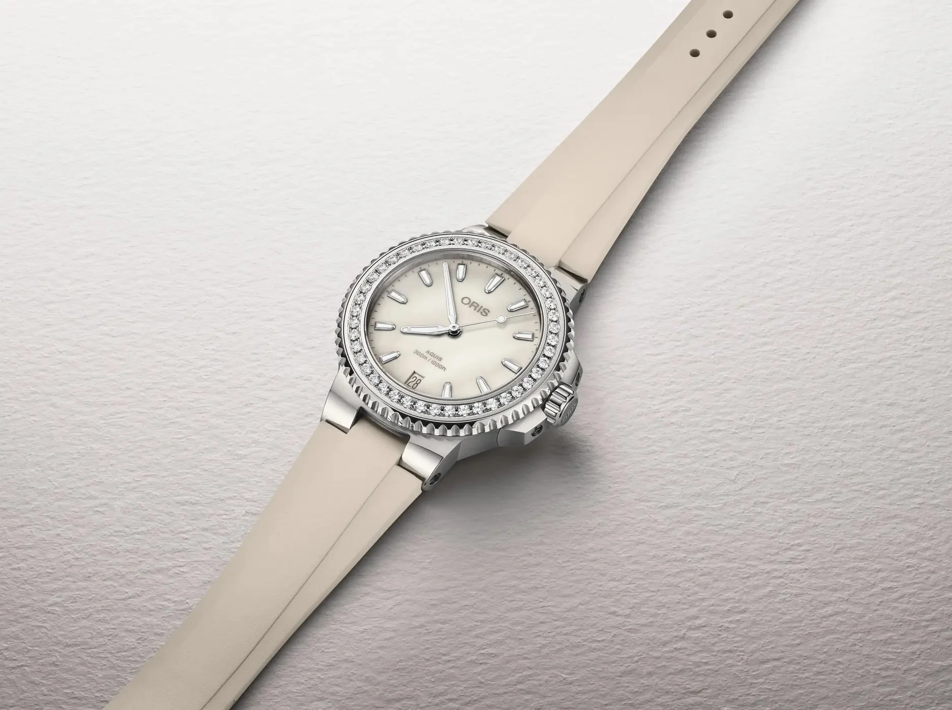 ORIS Aquis Date Taste of Summer 36.50MM - Image 2